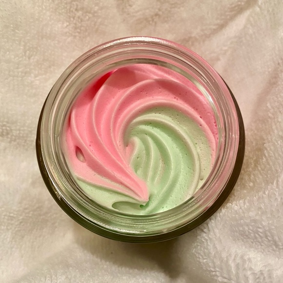 NEW Truly Buns of Glowry - Tighten & Glow Smoothing Butt Butter - Picture 3 of 5